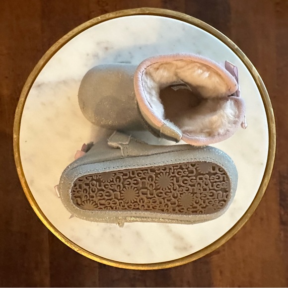 Girls Silver UGG Boots in Excellent Condition - Picture 3 of 3